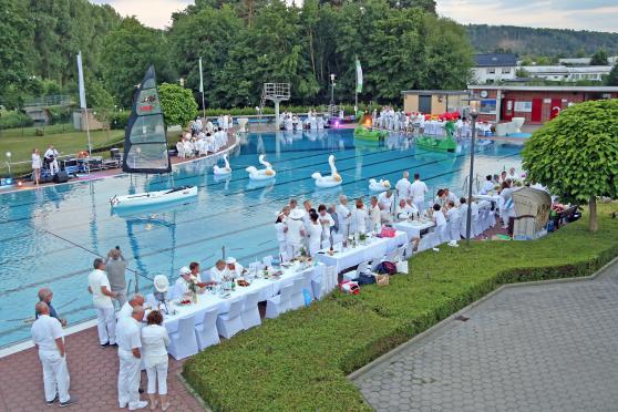 Das „Dîner en blanc“ im Wickeder Freibad: Was hat es die klamme Kommune tatsächlich gekostet? FOTO: ANDREAS DUNKER