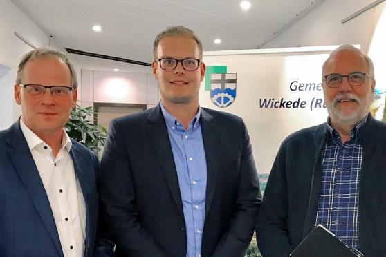 Bürgermeister Dr. Martin Michalzik (CDU), Regional-Vertreter Johannes Kobeloer von „Innogy“ und Ortsvorsteher Edmund Schmidt FOTO: GEMEINDE WICKEDE (RUHR)