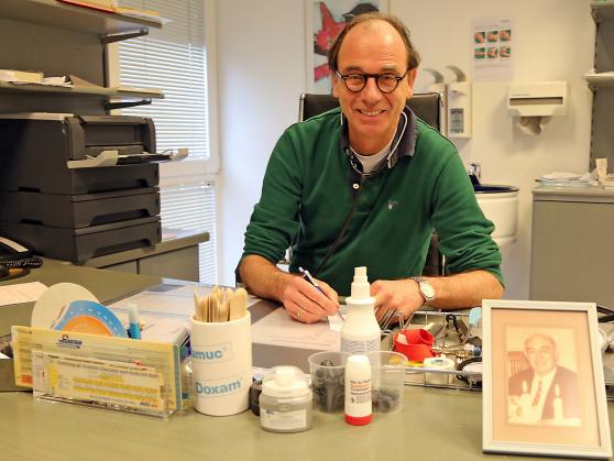 Dr. med. Ulrich Weber (66) ist Sohn eines Wickeder Arztes (Porträt im Bilderrahmen auf seinem Schreibtisch) und gründete vor Jahrzehnten eine Gemeinschaftspraxis. Er charakterisiert die drohende Situation im ärztlichen Bereich vor Ort als „dramatisch“, da junge Mediziner sich heutzutage kaum noch als Hausärzte im ländlichen Raum niederlassen wollen, und sagt: „Ich habe keine Idee, wie dieses riesige Problem gelöst werden soll.“ FOTO: ANDREAS DUNKER