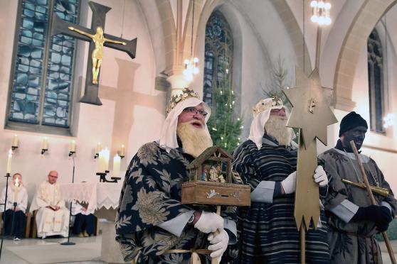Der Auftritt der "Heiligen Drei Könige" mit Liedvortrag in der Abendmesse in der katholischen St.-Vinzenz-Kirche am gestrigen Samstag (von links): Dirk Eickenbusch, Heinz-Jürgen Meyer und Ralf Hage – Im Hintergrund: Pfarrer Thomas Metten FOTO: ANDREAS DUNKER