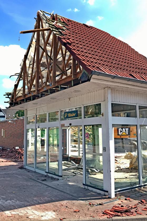 Der markante Eingangsbereich des ehemaligen EDEKA-Marktes stand am gestrigen Mittwoch (22. August 2018) teilweise noch. Doch im Hintergrund rotiert bereit der Abriss-Bagger. FOTO: ANDREAS DUNKER