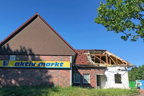 Beginn des Abbruchs des alten EDEKA-Marktes an der Christian-Liebrecht-Straße 1 in Wickede FOTO: ANDREAS DUNKER