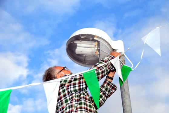 Ortsvorsteher Edmund Schmidt beim Schmücken am Feldweg
FOTO: CHRISTIAN MEIER