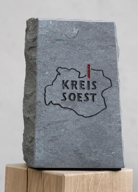 Zum Tag des Ehrenamts verleiht der Kreis Soest erneut seinen Ehrenamtspreis. Mit der steinernen Auszeichnung soll das Engagement einzelner Personen oder Gruppen honoriert und die Wertschätzung der Öffentlichkeit gezeigt werden. FOTO: KREIS SOEST / THOMAS WEINSTOCK