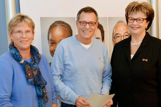 Stellvertretende Landrätin Irmgard Soldat (rechts) überreichte diesem neuen deutschen Staatsbürger, mit Wohnsitz in Wickede (Ruhr), am Mittwoch, 30. November 2016, in einem feierlichen Rahmen seine Urkunde. Den Glückwünschen schloss sich Wickedes stellvertretende Bürgermeisterin Gertrud Martin (links) an. FOTO: THOMAS WEINSTOCK / KREIS SOEST