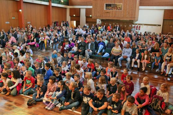 Einschulungsfeier der Melanchthon-Grundschule im Bürgerhaus FOTO: ANDREAS DUNKER