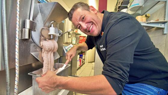 Bei der Produktion des ersten Speiseeis' für diese Saison: Gelatieri Ernani Straede vom Eis-Café Cortina FOTO: ANDREAS DUNKER 