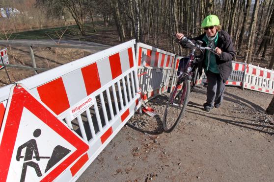 Rutschiger Schotter am Aufgang zur Brücke FOTO: CARINA WESTERWELLE
