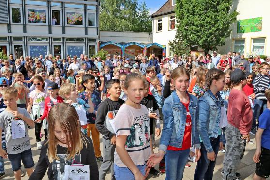 Handstand-Vorführung einer heimischen Akrobatin in der Turnhalle der Engelhard-Grundschule ARCHIVFOTO: ANDREAS DUNKER