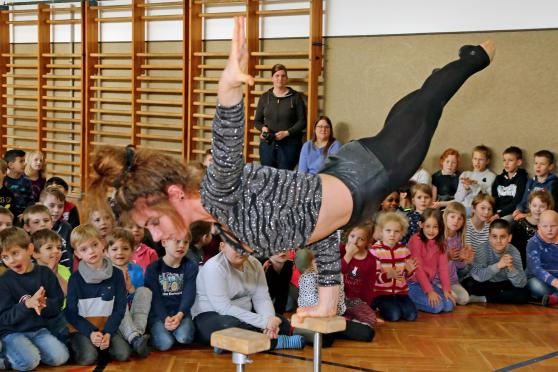 Handstand-Vorführung einer heimischen Akrobatin in der Turnhalle der Engelhard-Grundschule ARCHIVFOTO: ANDREAS DUNKER