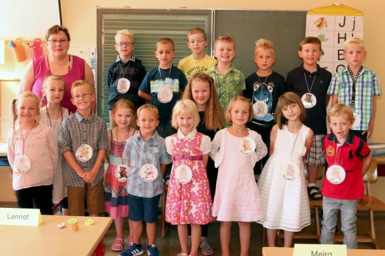 Die neue Klasse 1a der Engelhard-Grundschule mit Klassenlehrerin Elisabeth Henning FOTO: ANDREAS DUNKER