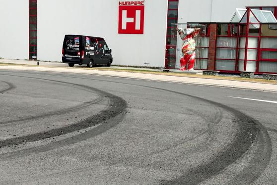 Die Spurrillen auf der Fahrbahn des Kreisverkehrs der Erlenstraße in Wickede FOTO: ANDREAS DUNKER