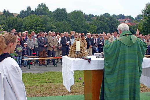Katholischer Erntedank-Gottesdienst mit dem Werler Franziskaner-Pater Reinhard Kellerhoff auf einem Feld des Bauern Neuhaus an der Wickeder Straße in Wiehagen ARCHIVFOTO: ANDREAS DUNKER