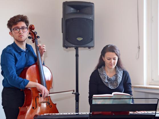Für die musikalische Unterhaltung beim Empfang sorgten Jurgen Skura am Cello und Valentina Wekesser am Keyboard. FOTO: ANDREAS DUNKER