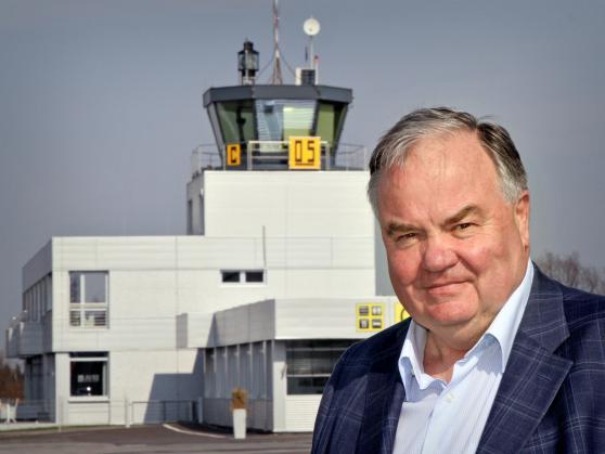 Den Kurs für die Entwicklung des kleinen Flugplatzes am Rande des Sauerlandes gibt seit etlichen Jahren der Mendener Unternehmer und Multi-Millionär Ulrich Leo Bettermann (73) vor. Seit der Berufspilot beziehungsweise seine Unternehmensgruppe OBO BETTERMANN im Jahre  2006 als Mitgesellschafter am Flugplatz beteiligt und seit 2012 hat die Holding aus Menden mit der Übernahme aller Gesellschafteranteile das alleinige Sagen an dem öffentlich zugänglichen Nahverkehrsflugplatz.  ARCHIVFOTO: ANDREAS DUNKER