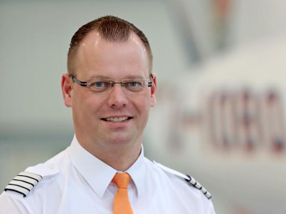 Ingo Reinert (43) aus Menden-Oesbern ist seit 1999 als Chefpilot und Leiter des OBO-Flugbetriebes sowie seit 2018 als Bereichsleiter  für die OBO-Flugbereitschaft und den Flugplatz Arnsberg-Menden (FAM) verantwortlich.  Bereits seit seinem 17. Lebensjahr hat er eine innige Beziehung zu dem Verkehrslandeplatz in Voßwinkel.  Denn damals erwarb er als Flugschüler des Luftsportclubs (LSC) Arnsberg dort die Pilotenlizenz.  Zudem war er seit 1994 als Platzwart und Flugleiter auf dem kleinen Nahverkehrsflugplatz beschäftigt. Ursprünglich stammt Reinert übrigens aus Ense-Parsit. ARCHIVFOTO: ANDREAS DUNKER 