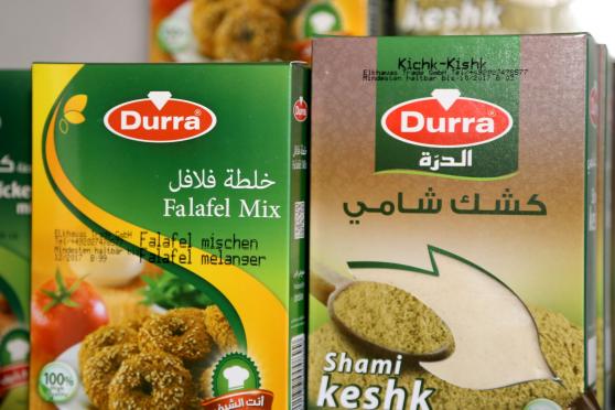 Bezeichnungen in arabischer Schrift auf den Verpackungen – darunter die deutsche Übersetzung FOTO: ANDREAS DUNKER