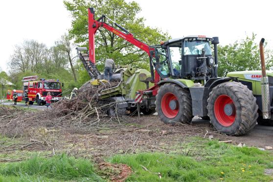 Am Grünenbaum bei Scheda geriet diese Holzhäckselmaschine in Brand. Die Wickeder Feuerwehr bekämpfte den Brand. FOTO: ANDREAS DUNKER