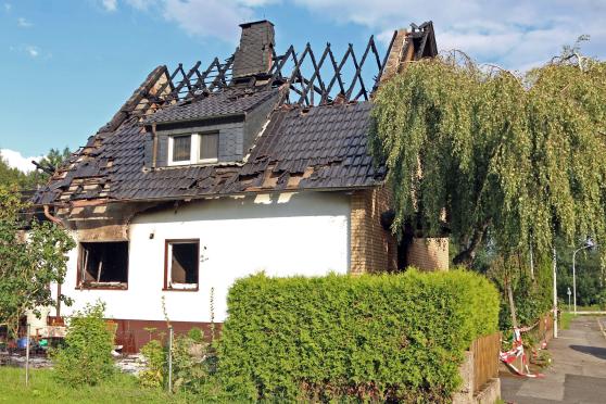 Das ausgebrannte Haus: nur noch eine Ruine FOTO: ANDREAS DUNKER