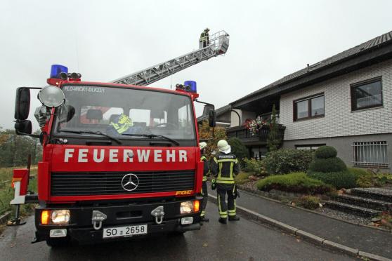 Die Feuerwehr kontrollierte das Wohnhaus am Haselweg 13 in Wickede nach dem Kaminbrand auf weitere Glutnester. Unter anderem kam dabei die Drehleiter zum Einsatz. FOTO: ANDREAS DUNKER