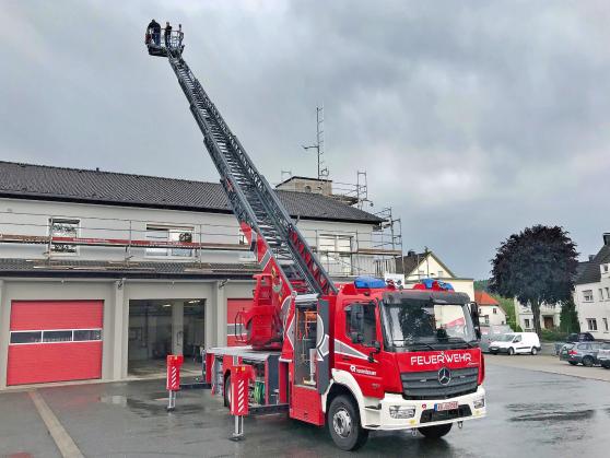 Die neue Drehleiter war bereits vor einigen Wochen zur Demonstration am Wickeder Feuerwehr-Gerätehaus zu Gast. ARCHIVFOTO: ANDREAS DUNKER