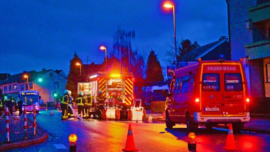 Ein Feuerwehr-Einsatz an der Hauptstraße sorgte am heutigen Montagspätnachmittag für eine zeitweise Vollsperrung der Ortsdurchfahrt der Bundesstraße 63 zwischen den Einmündungen "Alter Schulweg" und "Am Lehmacker" in Wickede. Der Verkehr staute sich bis zur Kreuzung Nordstraße / Waltringer Weg. FOTO: ANDREAS DUNKER
