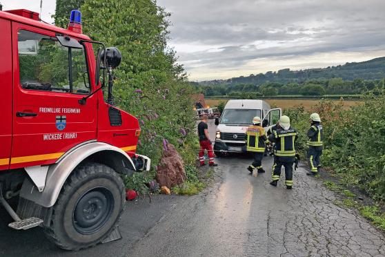 Feuerwehr-Einsatz in der Sackgasse "Am Ufer" in Echthausen: Ein Kleintransporter aus Menden setzte hier rückwärts und drohte die Böschung herunterzurutschen und auf die Landstraße in Richtung Voßwinkel zu fallen. FOTO: ANDREAS DUNKER