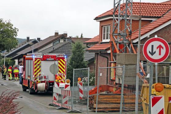 Feuerwehr und Rettungsdienst am Georg-Nellius-Weg in Wickede FOTO: ANDREAS DUNKER