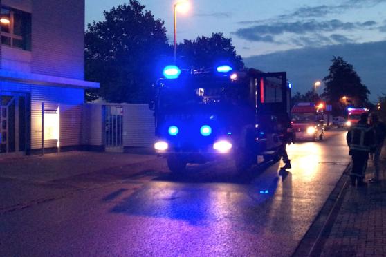 Die Feuerwehr beim Einsatz an der Erlenstraße in Wickede HANDYFOTO: ANDREAS DUNKER