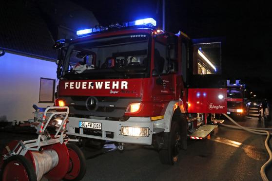 Die Feuerwehr war mit zahlreichen Fahrzeugen und rund 50 ehrenamtlichen Helfern in der Hatzfeldstraße im Einsatz. FOTO: ANDREAS DUNKER