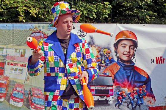 Zauberer Johannes Langschmidt aus Werl präsentierte auch seine Jonglage-Künste beim Feuerwehr-Fest der Löschgruppe Wimbern. FOTO; ANDREAS DUNKER