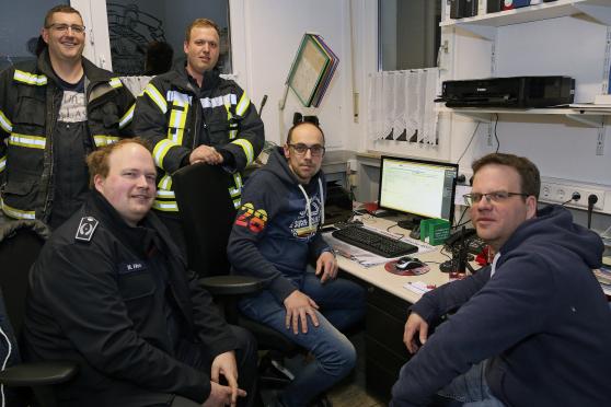 Die Einsatzleiter der Freiwilligen Feuerwehr im Gerätehaus an der Oststraße in Wickede FOTO: ANDREAS DUNKER