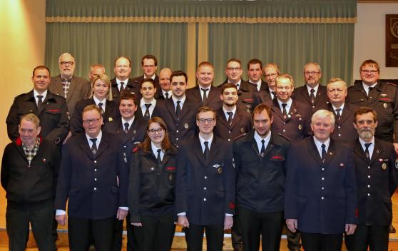 Feuerwehrleute aus dem aktiven Dienst und aus der Ehrenabteilung der Löschgruppe Wimbern mit Gästen. – Vordere Reihe, von links: Friedrich Hainka, Franz-Josef Knieper, Lisa Kirch, Jonas Goeke, Patrik Sasse, Josef Goeke und Gerhard Fildhaut – Mittlere Reihe, von links: Zugführer Christopher Horn aus Echthausen, Sarah Bigge, Julian Kirch-Schloetmann, Michaela Hainka, Andreas Hainka, Andreas Fildhaut, Jürgen Stöger und Reinhard Fildhaut. – Hintere Reihe, von links: Ortsvorsteher Edmund Schmidt, Gerhard Schulte (Ö), stellvertretender Feuerwehrleiter Marcel Horn, Thorsten Goeke, Wolfgang Goeke, Daniel Weische, Denis Wortman, Christoph Goeke, Detlef Carrie, Reinold Kirch und Marcel Kirch FOTO: ANDREAS DUNKER