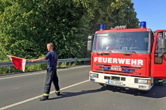 Absicherungsmaßnahme bei einer Ölspur auf der Bundesstraße 7 in Richtung Menden. – Im Bild: Wimberns Löschgruppenführer Detlef Carrie von der Freiwilligen Feuerwehr der Gemeinde Wickede (Ruhr). ARCHIVFOTO: ANDREAS DUNKER