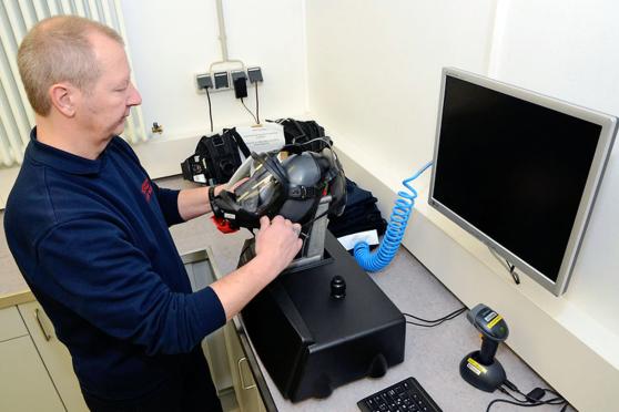 Dieser Kopf hilft den Mitarbeitern zu prüfen, ob die Vollmasken dicht sind. FOTO: WILHELM MÜSCHENBORN / KREIS SOEST