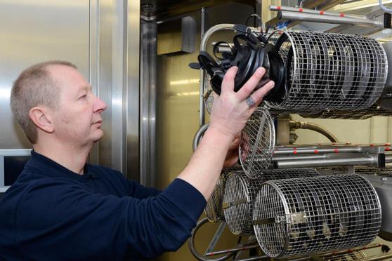 Für die professionelle Reinigung der Vollmasken gibt es eine „Waschmaschine“. FOTO: WILHELM MÜSCHENBORN / KREIS SOEST