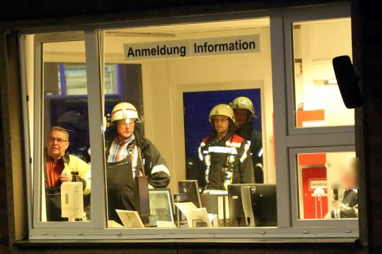 Die Feuerwehr am Eingang zu Wissner-Bosserhoff FOTO: ANDREAS DUNKER