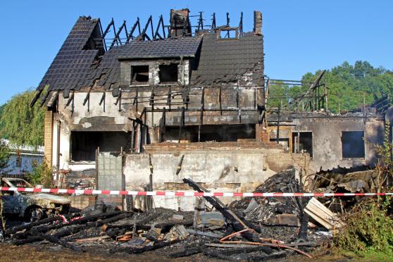 Ein abgebranntes Familienhaus ARCHIVFOTO: ANDREAS DUNKER