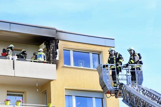 Die Hausfassade im vierten Stockwerk eines Mehrfamilienhauses an der Eichenstraße in Wickede wurde durch den Brand sichtbar beschädigt. FOTO: ANDREAS DUNKER
