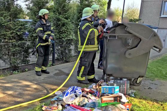Aus diesem Müllcontainer am Hochhaus an der Fichtenstraße qualmte es. Die Feuerwehr war schnell vor Ort. FOTO: ANDREAS DUNKER