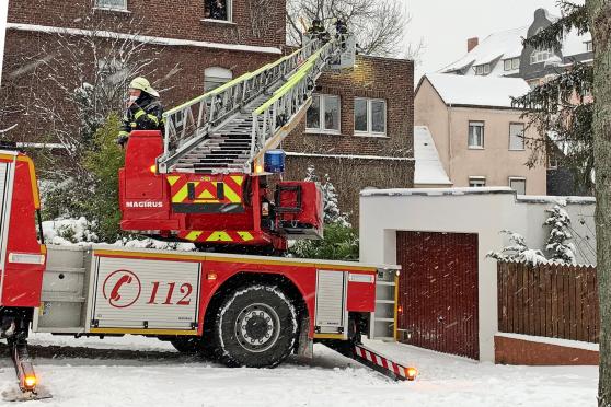 In der Kreisstadt Soest befreiten Feuerwehrleute mit Hilfe einer Drehleiter ein Flachdach von den Schneemassen, weil bereits Risse sichtbar waren. FOTO: FEUERWEHR KREIS SOEST