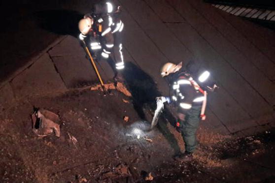 Feuerwehrleute im Einsatz bei HEKO an der Eisenbahnstraße FOTO: FEUERWEHR