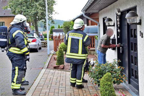 Der Fachmann eines örtlichen Schlüsseldienstes bohrte im Auftrag der Feuerwehr das Sicherheitsschloss der Eingangstür des Einfamilienhauses am Georg-Nellius-Weg in Wickede auf. FOTO: ANDREAS DUNKER