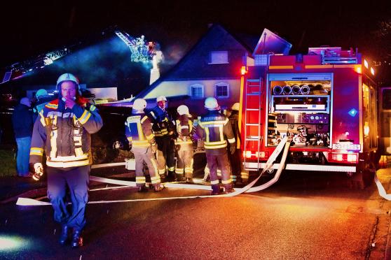 Die Freiwilligen Feuerwehr der Gemeinde Wickede (Ruhr) löschte am Freitagabend einen Kaminbrand an einem Wohnhaus an der Weststraße in Echthausen – im Vordergrund: Einsatzleiter Christopher Horn FOTO: ANDREAS DUNKER