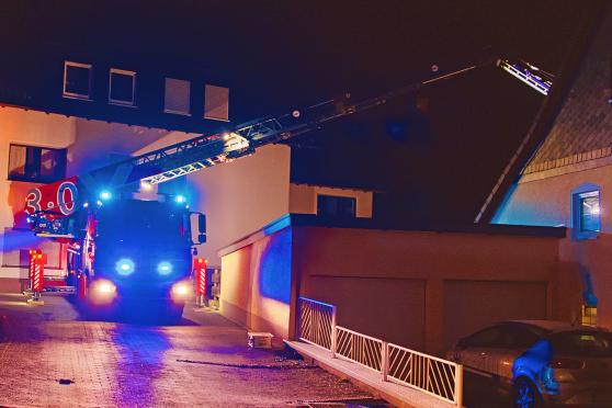 Unterstützt wurde die Löschgruppe Echthausen bei der Brandbekämpfung durch die große Drehleiter aus Wickede.  FOTO: ANDREAS DUNKER