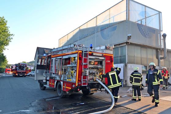 Die Feuerwehr war mit zwei Löschfahrzeugen, Drehleiter und Kommandowagen vor Ort. Zudem war ein Rettungstransportwagen (RTW) des Kreises Soest sowie ein Streifenwagen der Polizei mit an der Einsatzstelle. FOTO: ANDREAS DUNKER