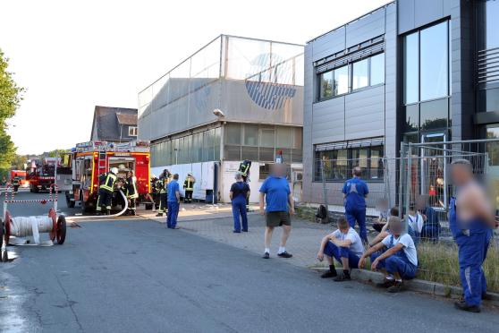 Die Frühschicht wurde auf Grund der CO-2-Konzentration in den Betriebsräumen abgebrochen: Mitarbeiter von MBT PolyTapes auf der Straße FOTO: ANDREAS DUNKER