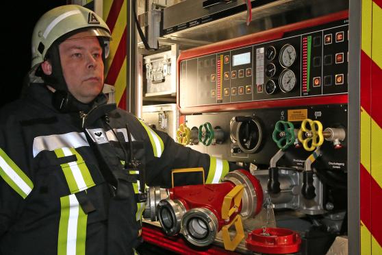 Maschinist Markus Reiners steuerte die Wasser- und Schaumzuvor bei dem Löscheinsatz. FOTO: ANDREAS DUNKER
