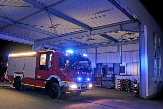 Nächtlicher Einsatz von Feuerwehr und Rettungsdienst am Industriebetrieb Humpert an der Erlenstraße in Wickede FOTO: ANDREAS DUNKER