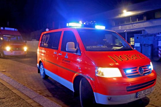 Nach einem Betriebsunfall in einem Industriebetrieb im Gewerbegebiet Westerhaar in Wickede musste ein Notarzt die Brandverletzungen eines 26-jährigen Mitarbeiteres aus Werl versorgen, der anschließend durch den Rettungsdienst in die Unfallklinik Dortmund-Nord transportiert wurde. FOTO: ANDREAS DUNKER